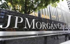 الصورة: الخلاف بين ترامب و&laquo;جيه.بي مورغان&raquo; يصل إلى القضاء