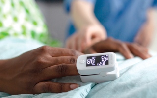 الصورة: &laquo;أم فاتح&raquo; تحتاج إلى 31.7 ألف درهم لاستئصال ورم في الرأس