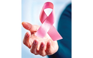 الصورة: &laquo;أم دانيا&raquo; تحتاج إلى 213.1 ألف درهم لعلاج سرطان الثدي