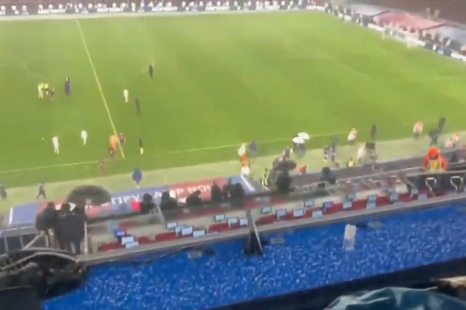 مقاطع صادمة من ملعب برشلونة (فيديو)