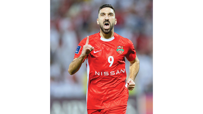 لاعب شباب الأهلي المعار لبني ياس مؤنس دبور. من المصدر