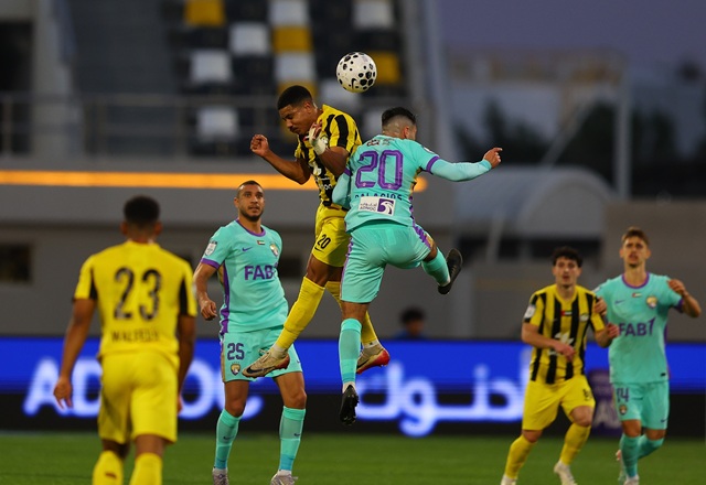 هداف العين التاريخي لابا يحتفل بعيد ميلاده أمام شباك كلباء