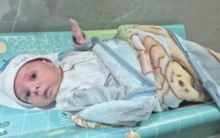 الصورة: الطفل &laquo;غيث&raquo; يحتاج إلى عملية جراحية بـ 60 ألف درهم لعلاج انسداد الحالب