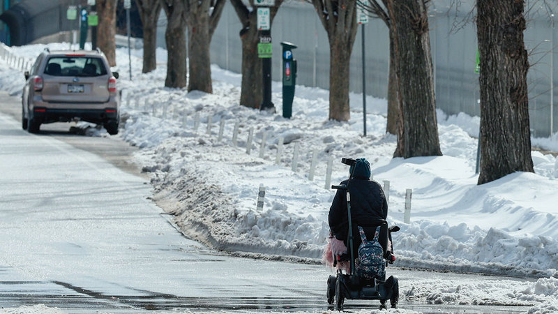 الثلوج أعاقت حركة المرور مع انقطاع التيار الكهربائي على نطاق واسع. رويترز