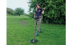 الصورة: نساء في بريطانيا يبحثن عن &laquo;الكنوز&raquo; المدفونة لأغراض ترفيهية ومعرفية