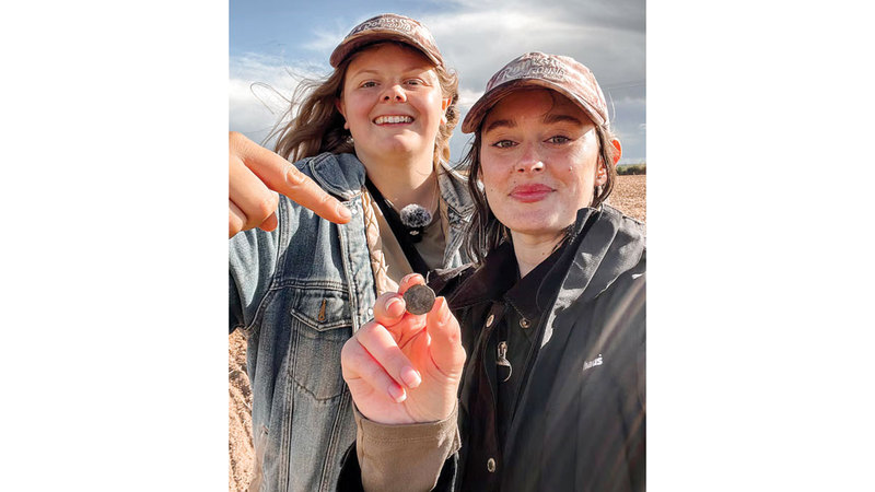 لوسي غراي وإيلي بروس سعتا معاً إلى ممارسة هوايتهما الجديدة في الكشف عن المعادن.  من المصدر