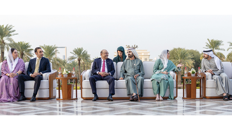 محمد بن راشد خلال لقائه رئيس باكستان. وام