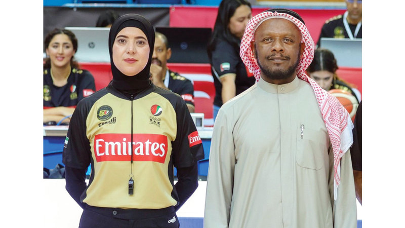 الدخلاوي برفقة أسطورة التحكيم الإماراتي يعقوب غابش. تصوير: باتريك كاستيلو