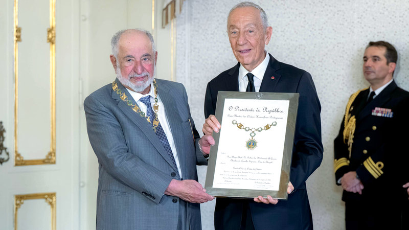 الرئيس البرتغالي خلال استقبال وتقليد حاكم الشارقة القلادة الكبرى لوسام كامويش بحضور الشيخة بدور القاسمي. وام