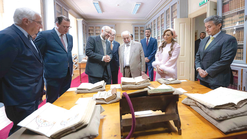 حاكم الشارقة يوقع النسخ البرتغالية الأولى من &laquo;البرتغاليون في المحيط الهندي &raquo; في أكاديمية لشبونة. الإمارات اليوم