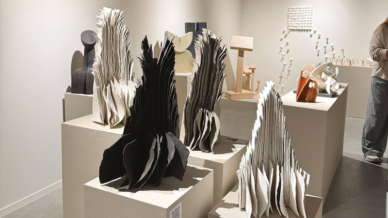 التجارب المشاركة تتنوع بين النحت والأعمال التركيبية إلى جانب الأواني التقليدية. الإمارات اليوم