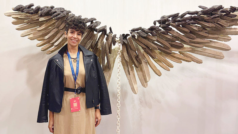 ندى حسن: تصميم &laquo;دلولو&raquo; يحمل شكل الأجنحة المعلقة بالسلاسل المعدنية، وهي تمثل المعتقدات الشخصية التي تتحكم بمسار الإنسان.