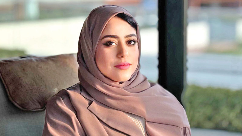 خلود الحبسي: ما يظهر على الشاشة ليس انعكاساً دقيقاً للعلاقات، بل نتيجة لنمذجة رقمية هدفها الاستجابة للسلوك، لا فهم الإنسان.