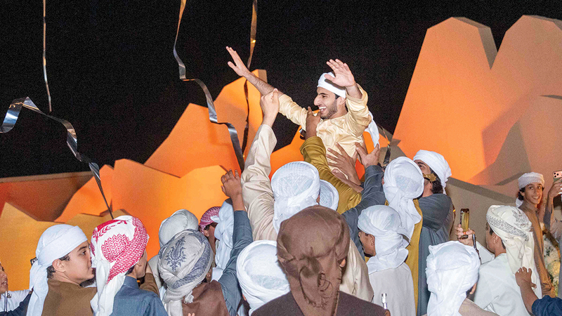 بطل &laquo;الميدان&raquo; محمولاً على أعناق زملائه ابتهاجاً بالفوز. من المصدر