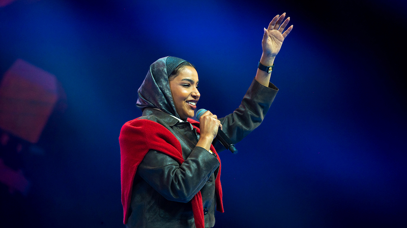 آلاء الهندي ملأت الأمسية بأغانٍ رومانسية. الإمارات اليوم