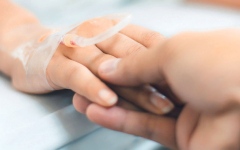 الصورة: متبرع يتكفل بـ 19 ألف درهم كلفة تجديد &laquo;التأمين الصحي&raquo; لـ &laquo;أم مدحت&raquo;