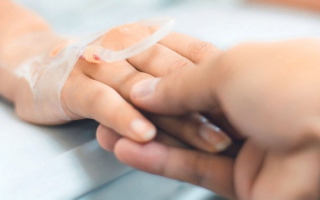 الصورة: متبرع يتكفل بـ 19 ألف درهم كلفة تجديد &laquo;التأمين الصحي&raquo; لـ &laquo;أم مدحت&raquo;