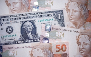 الصورة: المخاوف من فقدان عرش الدولار الأميركي عملةً عالميةً.. مبالغ فيها