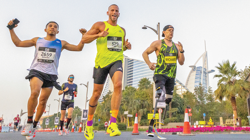 النسخة الـ25 من ماراثون دبي شهدت مشاركة 20 ألف عدّاء في مختلف السباقات. تصوير: دينيس مالاري