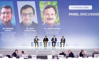 الصورة: علماء &laquo;القمة العالمية&raquo;: أعظم الاكتشافات وُلدت من مسارات غير مألوفة