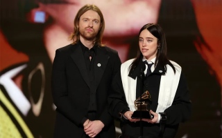 الصورة: بيلي إيليش تفوز بجائزة أغنية العام ضمن جوائز غرامي 2026