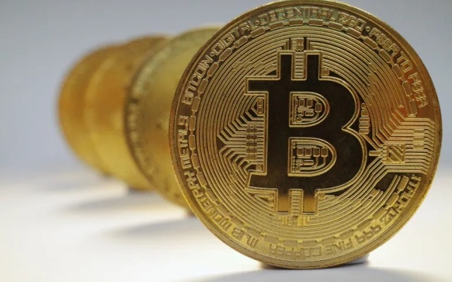 الصورة: بتكوين تهبط إلى أدنى مستوى في 10 أشهر