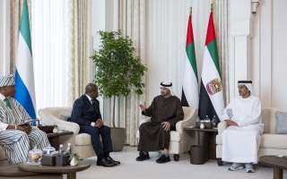 الصورة: رئيس الدولة ورئيس سيراليون يبحثان علاقات التعاون بين البلدين