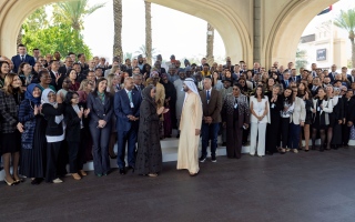 الصورة: محمد بن راشد يشهد تخريج 377 منتسبا من 17 برنامجا لتأهيل القيادات الحكومية من 45 دولة