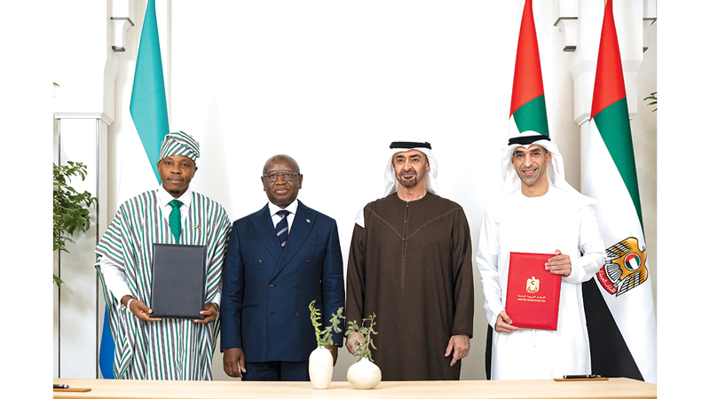 رئيس الدولة ورئيس سيراليون خلال حضورهما مراسم توقيع اتفاقية الشراكة الاقتصادية. من المصدر