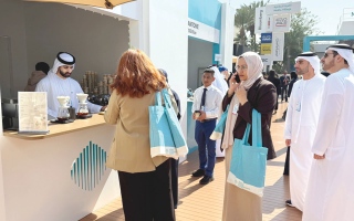 الصورة: مواطن يُقدّم &laquo;عصيدة لاتيه&raquo; مجاناً إلى ضيوف &laquo;القمة العالمية للحكومات&raquo;