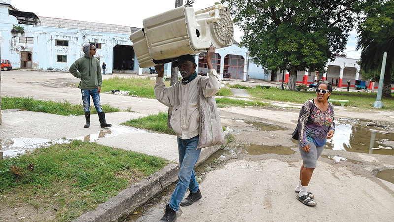 التوقف المفاجئ لشحنات النفط قد يؤدي إلى اضطرابات اجتماعية. رويترز