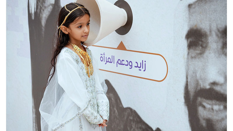 على الجدار تتوزع أبواق صغيرة ذات تصميم بسيط مستوحى من الماضي. من المصدر