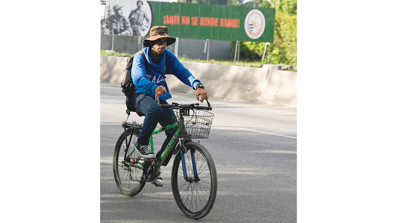 رجل يقود دراجته الهوائية في العاصمة
هافانا. رويترز