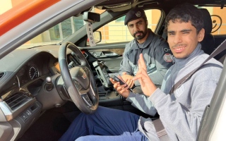 الصورة: تحقيق أمنية طفل صاحب همة بأن يكون شرطياً ليوم واحد