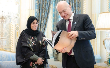 الصورة: جواهر القاسمي ومفوض شؤون اللاجئين يبحثان آفاق التعاون الإنساني العالمي