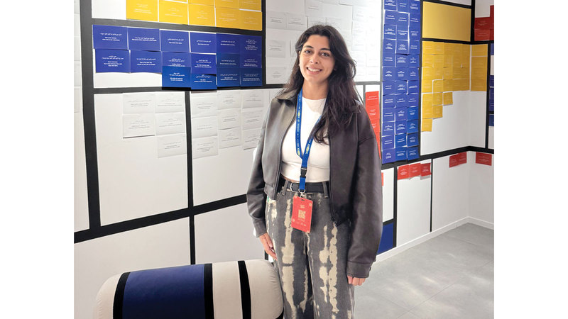 جوليانا عطالله: اخترت تقديم العمل ليبقى مطبوعاً بذاكرة الجمهور، بحيث عليهم اختيار ورقة ملونة موجودة في اللوحة، ومن ثم يكتبون عليها للتعبير عن معنى اللون الذي تم اختياره.