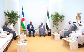 الصورة: منصور بن زايد ورئيس إفريقيا الوسطى يبحثان علاقات التعاون