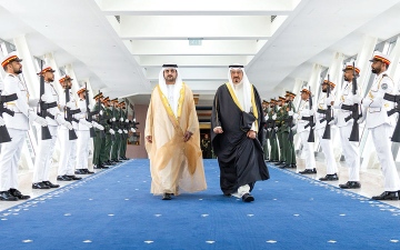 الصورة: مكتوم بن محمد يودّع رئيس مجلس الوزراء الكويتي لدى مغادرته الدولة