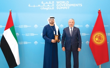 الصورة: رئيس قيرغيزستان يمنح محمد القرقاوي وسام الصداقة الرئاسي