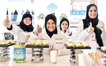 الصورة: صاحبات همم يُهدين ضيوف &laquo;القمة العالمية&raquo; منتجات صُنعت بأياديهنّ