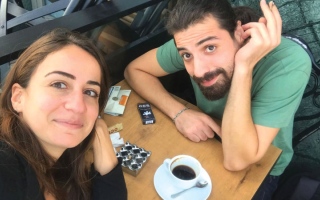 الصورة: &laquo;عصافير الحرب&raquo; صحافة وحب وحرب في سورية