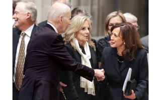 الصورة: كامالا هاريس تعيد تفعيل حساب حملتها الانتخابية الرئاسية على مواقع &laquo;التواصل&raquo;