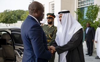 الصورة: رئيس الدولة ورئيس الغابون يبحثان تعزيز علاقات التعاون بين البلدين