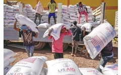 الصورة: خفض الولايات المتحدة المساعدات الإنسانية يُزعزع مكانتها عالمياً