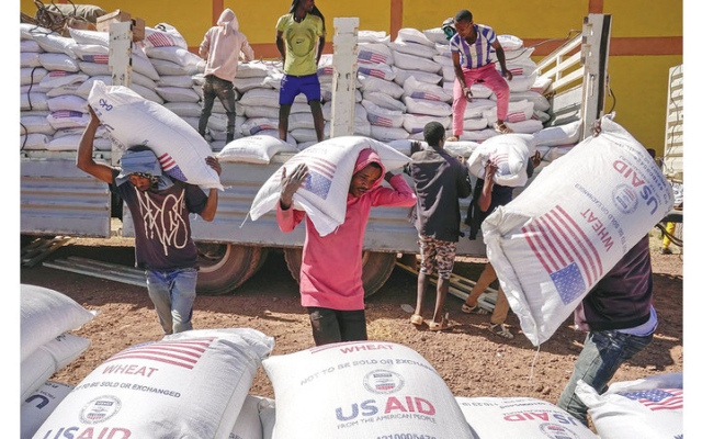 الصورة: خفض الولايات المتحدة المساعدات الإنسانية يُزعزع مكانتها عالمياً