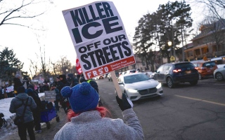 الصورة: أطفال المهاجرين في &laquo;مينيابوليس&raquo; يلزمون منازلهم خوفاً من شرطة الهجرة الأميركية