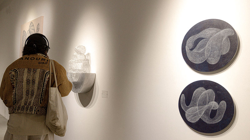 علياء تمزج في تجربتها الفنية بين الرسم والنحت معتمدة على إيقاعات هادئة. تصوير: شيماء محمد