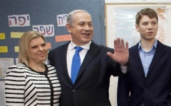 الصورة: يائير نتنياهو اعتدى على والده وتم إبعاده قسراً إلى أميركا