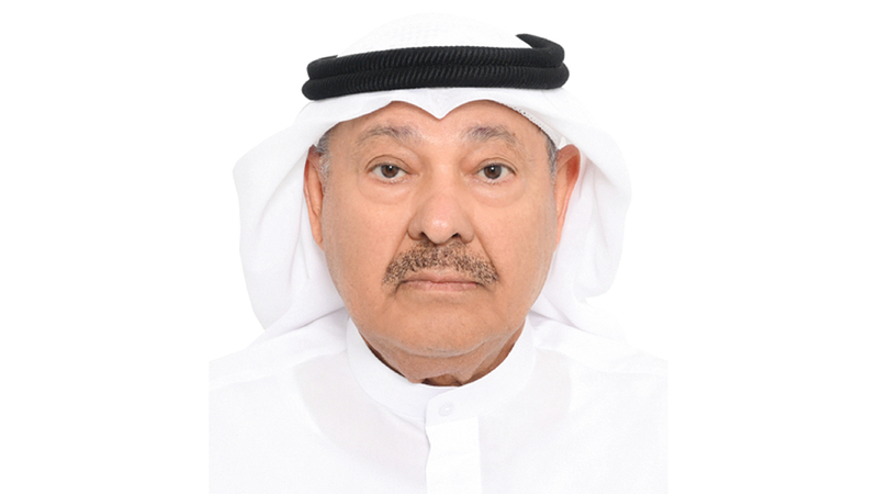 الواقف محمود الدلال. من المصدر