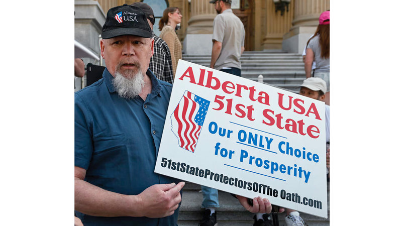 كندي يرفع لائحة تقول &laquo;ألبرتا الولاية الأميركية رقم 51&raquo;. أرشيفية